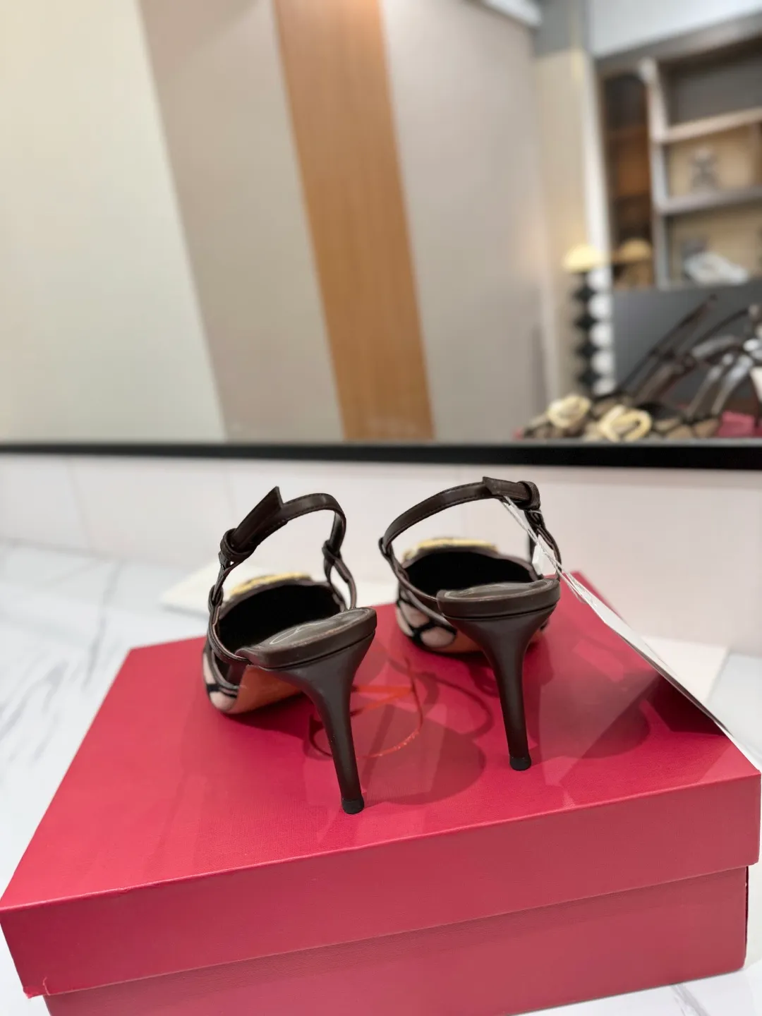 👟👟Ex-factory price 520👟👟 Valentino VALENTINO's latest Valentino GaravaniV logo slingback high heels, with VLogo Signature decoration - Platinum tone VLogoSignature decoration ♡Elegant style, creating a different feeling! ♡It is an indispensable shoe in your shoe cabinet! ♡Simple temperament style, the highest version on the market♡ ◆ Material: Woolen cloth material◆ ◆ Lining and feet: imported goatskin◆ ◆ Outsole: Italian genuine leather outsole ◆ ◆ Heel height: ❽𝙘𝙢 ◆ ♡ show bdetails ♡ ———————————— ◢size. |35-39 (34.40 41 42 customized)◣